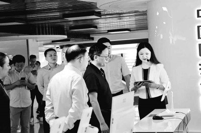 团队成员在企业调研。资料图片